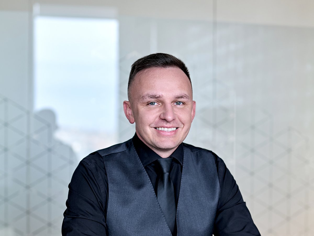Jakub Dohnal u pracovního stolu